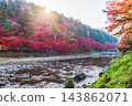 清晨，香嵐溪峽谷和巴川的秋葉美景（愛知縣豐田市朝助町） 143862071