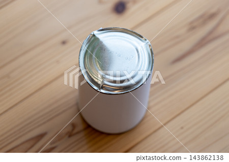 放置時間過長而膨脹變形的罐頭食品 143862138