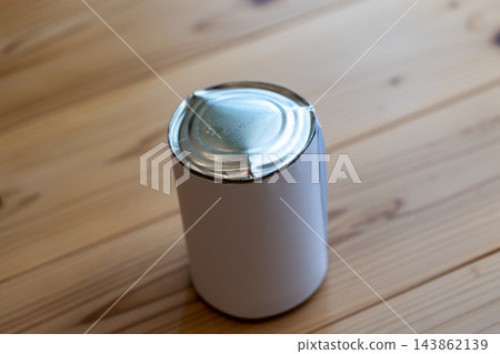 放置時間過長而膨脹變形的罐頭食品 放置時間過長而膨脹變形的罐頭食品 143862139