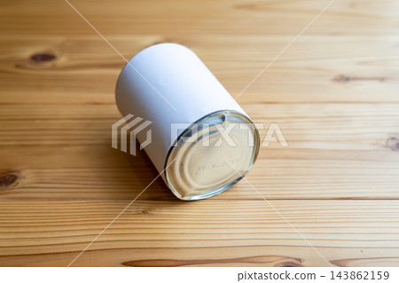 放置時間過長而膨脹變形的罐頭食品 143862159