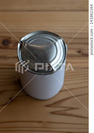 放置時間過長而膨脹變形的罐頭食品 143862164