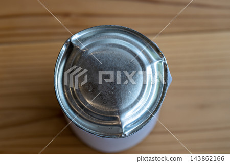 放置時間過長而膨脹變形的罐頭食品 143862166