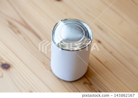 放置時間過長而膨脹變形的罐頭食品 放置時間過長而膨脹變形的罐頭食品 143862167