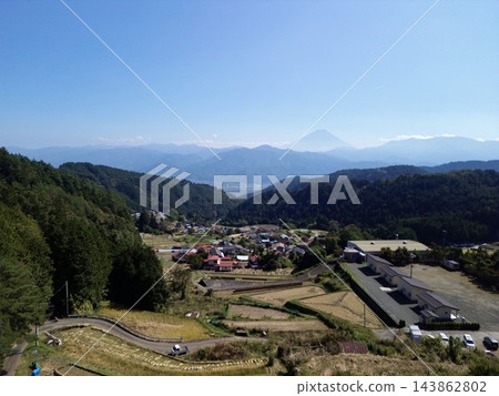 山梨縣藤川町平林梯田,遠眺富士山:秋日鄉村風光 山梨縣藤川町平林梯田,遠眺富士山:秋日鄉村風光 143862802