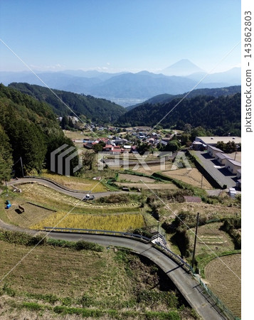 山梨縣藤川町平林梯田,遠眺富士山:秋日鄉村風光 山梨縣藤川町平林梯田,遠眺富士山:秋日鄉村風光 143862803