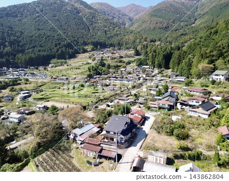 山梨縣藤川町平林梯田,遠眺富士山:秋日鄉村風光 山梨縣藤川町平林梯田,遠眺富士山:秋日鄉村風光 143862804