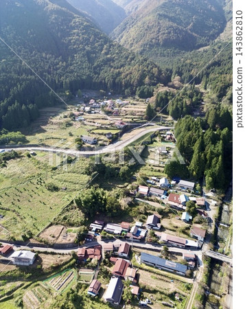 山梨縣藤川町平林梯田,遠眺富士山:秋日鄉村風光 山梨縣藤川町平林梯田,遠眺富士山:秋日鄉村風光 143862810