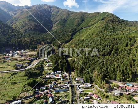 山梨縣藤川町平林梯田,遠眺富士山:秋日鄉村風光 山梨縣藤川町平林梯田,遠眺富士山:秋日鄉村風光 143862811