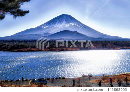 從精進湖看到的富士山和波光粼粼的湖面。 143862903
