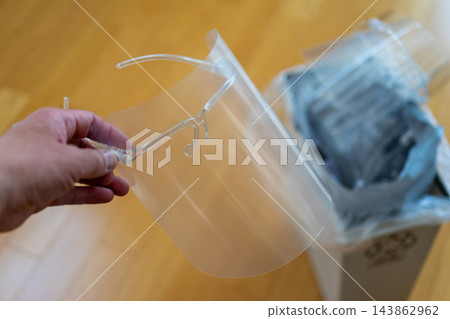 丟棄大量防護面罩 丟棄大量防護面罩 143862962