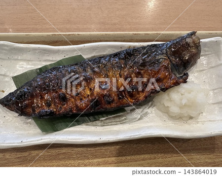 與鹽的烤鯖魚 與鹽的烤鯖魚 143864019