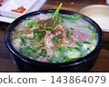 牛頭肉湯飯 - 一道韓國料理，用牛頭肉和蔬菜燉煮而成。 143864079