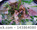 牛頭肉湯飯 - 一道韓國料理，用牛頭肉和蔬菜燉煮而成。 143864080