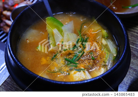 大醬湯－韓國的代表性菜餚，是用大醬（韓國大豆醬）燉煮而成的湯。 143865483