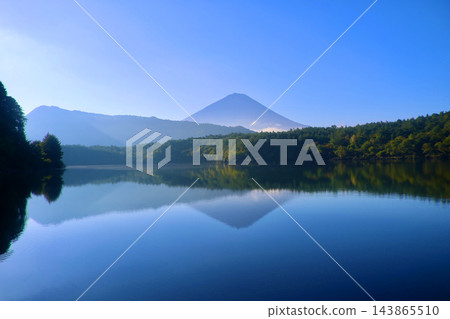 倒映在西湖的富士山（山梨縣富士河口湖町） 143865510
