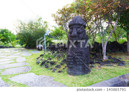 石像(Dolhareubang)-韓國濟州島上發現的石像,是濟州島的象徵。 石像(Dolhareubang)-韓國濟州島上發現的石像,是濟州島的象徵。 143865791