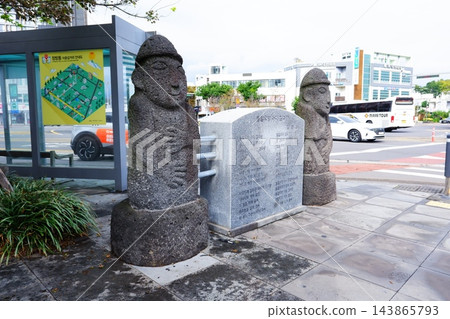 石像(Dolhareubang)-韓國濟州島上發現的石像,是濟州島的象徵。 石像(Dolhareubang)-韓國濟州島上發現的石像,是濟州島的象徵。 143865793