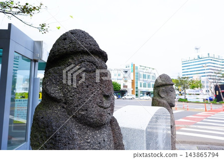 石像（Dolhareubang）－韓國濟州島上發現的石像，是濟州島的象徵。 143865794