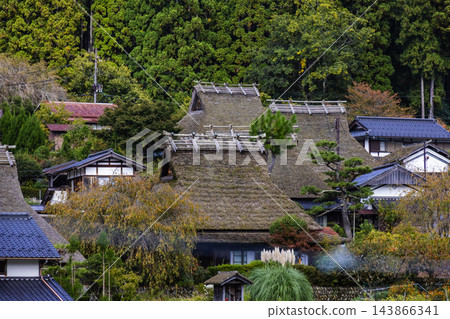 宮山町的古老茅草屋頂農舍 143866341