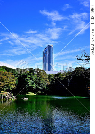 從東京都花園小石川後樂園看到的東京巨蛋飯店。 從東京都花園小石川後樂園看到的東京巨蛋飯店。 143866965