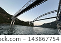 從水上看到的兩座橋。 143867754