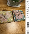 生魚片盛放在兩個盤子裡。 143867908