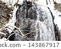 瀑布流淌在白雪皚皚的景色中 143867917