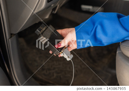 Connecting to the OBD diagnostic port. Connecting to the OBD diagnostic port. 143867935
