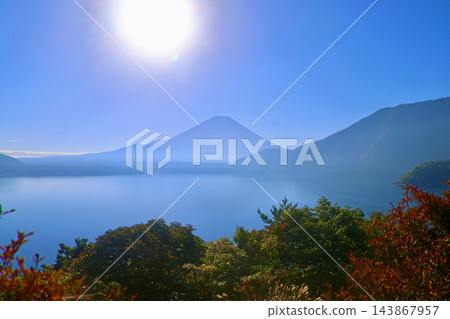 本棲湖及富士山日出（山梨縣富士河口湖町） 143867957