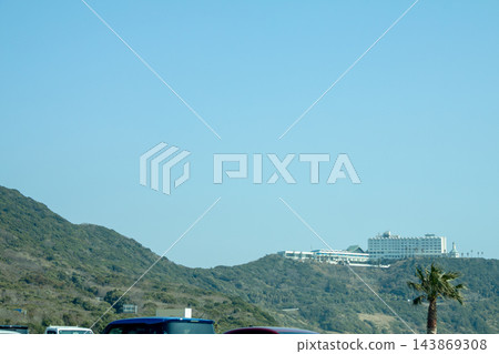 一座白色酒店矗立在山頂上 一座白色酒店矗立在山頂上 143869308