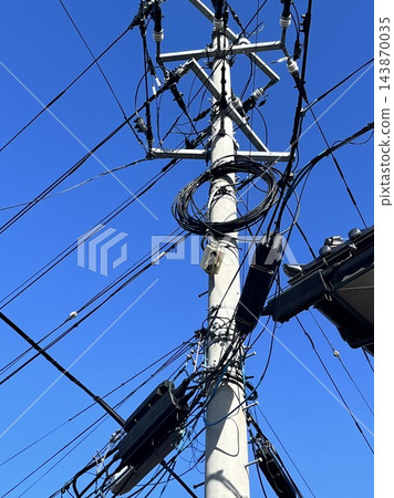 景觀與藍藍的天空和電線桿 景觀與藍藍的天空和電線桿 143870035