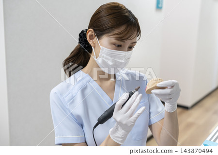 工作中的女牙科技師 143870494