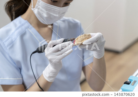 牙科技師的工作之手 牙科技師的工作之手 143870620