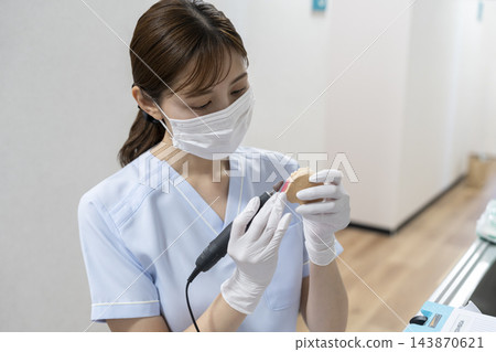 工作中的女牙科技師 143870621