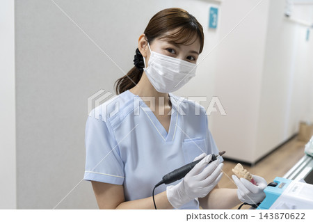 一位女牙科技師直視鏡頭 一位女牙科技師直視鏡頭 143870622