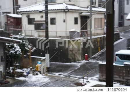 雪後的瀝青路面 雪後的瀝青路面 143870694