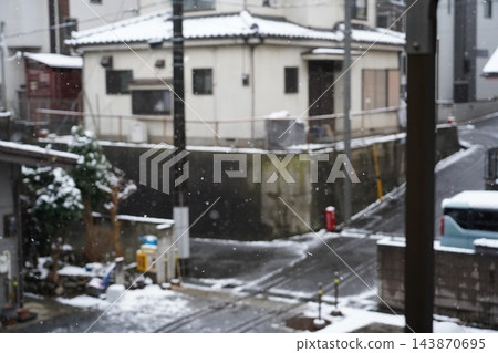 雪後的瀝青路面 雪後的瀝青路面 143870695