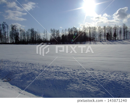 雪路在一個晴朗的冬日 雪路在一個晴朗的冬日 143871240