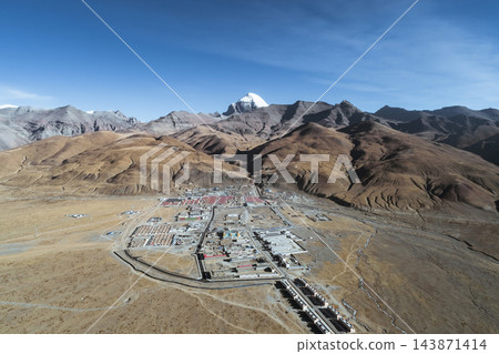 西藏聖地,雄偉的岡仁波齊峰雪山和高原小鎮(山景、壯麗景色、空拍鏡頭) 西藏聖地,雄偉的岡仁波齊峰雪山和高原小鎮(山景、壯麗景色、空拍鏡頭) 143871414