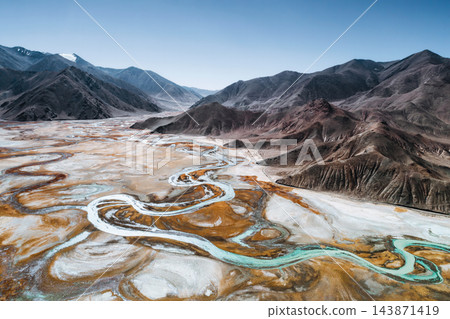 山區蜿蜒的河流、雄偉的山脈和令人嘆為觀止的自然全景(地理和空拍畫面) 山區蜿蜒的河流、雄偉的山脈和令人嘆為觀止的自然全景(地理和空拍畫面) 143871419