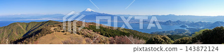 從伊豆半島伊豆山脊步道上的金冠山頂可以欣賞到富士山的全景。 143872124