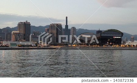 在遊輪上欣賞神戶海濱的景色,看著燈光開始亮起。 在遊輪上欣賞神戶海濱的景色,看著燈光開始亮起。 143872336