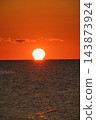 從角田岬望去，緋紅的夕陽沉入日本海的地平線，天空被染成一片緋紅。 143873924