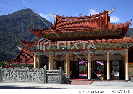 摯愛的台灣(以海拔1500多米的太郎山為背景的“古大觀道觀”正門。)台中市“八十八盤濤聖會” 摯愛的台灣(以海拔1500多米的太郎山為背景的“古大觀道觀”正門。)台中市“八十八盤濤聖會” 143877358