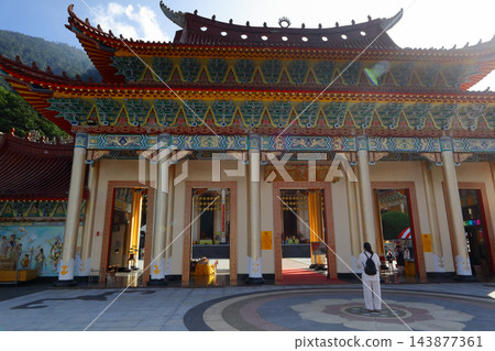 摯愛的台灣(清晨的陽光灑在谷關大廟的大門上,四周群山環繞,景色壯麗。)台中市“88年桃花節” 摯愛的台灣(清晨的陽光灑在谷關大廟的大門上,四周群山環繞,景色壯麗。)台中市“88年桃花節” 143877361