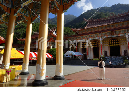親愛的台灣(沐浴在晨光中,我穿過豫城豐神太古關大殿的正門。)台中市“88年盤濤節” 親愛的台灣(沐浴在晨光中,我穿過豫城豐神太古關大殿的正門。)台中市“88年盤濤節” 143877362