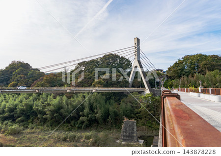 秋日景色:新秩父大橋和舊秩父大橋橋墩的遺跡(埼玉縣秩父市) 秋日景色:新秩父大橋和舊秩父大橋橋墩的遺跡(埼玉縣秩父市) 143878228