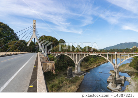 從新秩父橋上眺望舊秩父橋的拱形橋面和原橋墩遺跡的秋景（埼玉縣秩父市） 143878233