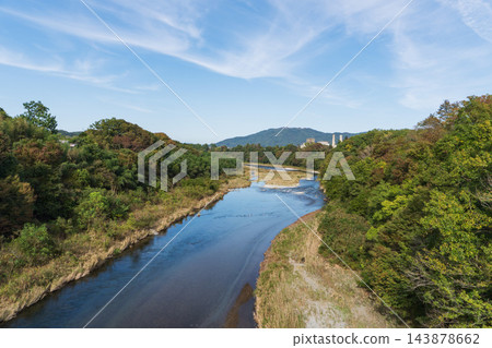 荒川在秋日的藍天下緩緩流淌，遠處是美濃山和秩父太平洋水泥廠（埼玉縣秩父市）。 143878662