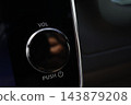 位於汽車導航螢幕旁的旋轉式音量控制旋鈕。控制面板特寫。 143879208